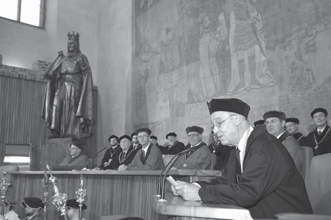 a imunologie. Řadu let byl členem výboru Nobelovské nadace, v roce 1990 byl předsedou Nobelovských výborů. Mimořádně vysoký je jeho přínos mezinárodní vědecké spolupráci.