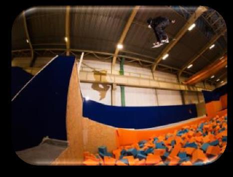 Co u nás najdete Trampolínový park přes 500m 2 navzájem propojených profesionálních trampolín s možností tréninkových dopadů do měkkého molitanu Freestyle park dva skoky pro lyže či