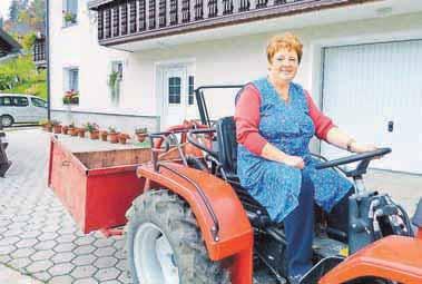17 Zgodbe Na novo začela s humorjem Bernarda Štrajhar iz Hruševke v Tuhinjski dolini je povsod, kjer se pojavi, zaslužna za smeh, dobro voljo in obilo energije.