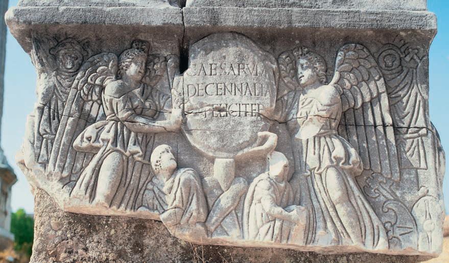 Obr. 15: část dochované báze sloupu z monumentu decennalií na Foru Romanu; nápis CAESARVM DECENNALIA FELICITER (šťastné desetileté výročí Caesarů) ukazuje, že patřila jednomu z mladších