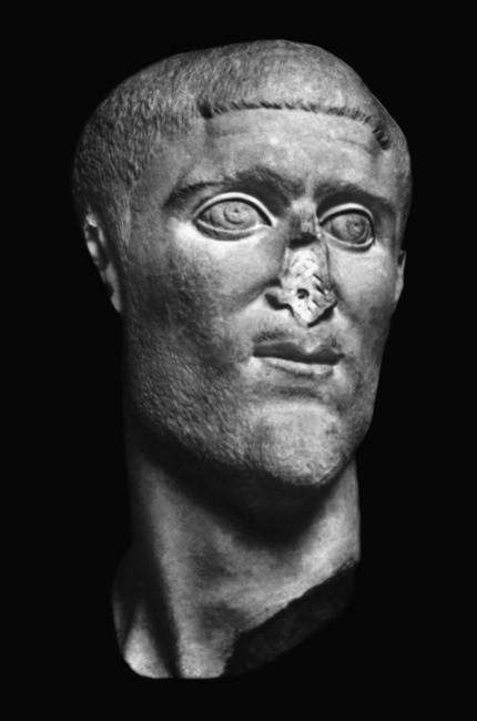 Obr. 30: Constantius Chlorus; Staatliche Museen zu Berlin; zdroj: PRUSAC 2010, 266, Pl. 39, Fig. 41a a 41b. 4.2.5 Tři mramorové hlavy císaře Maxentia Maxentiovy portréty si po celou dobu jeho panování ponechávají charakteristické znaky.
