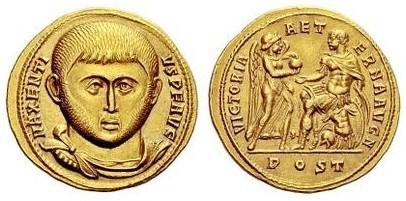 51: AE follis císaře Maxentia s titulem Augustus (zvětšeno 2:1); opis aversu: IMP MAXENTIVS P F AVG (císař má vlasy uspořádány do loken); opis reversu: CONSERV VRB SVAE (v chrámu sedící Roma je
