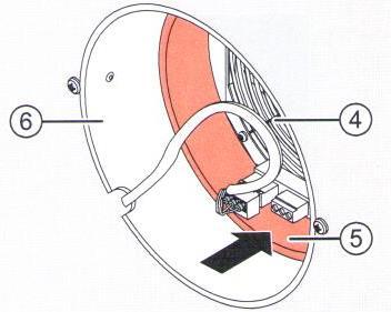 dozasuňte reverzní ventilátor (3) do stavební průchodky z vnitřní strany tak, aby byl opřen o filcovou pásku.