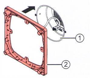 pomocí vodováhy (3) usaďte spodní díl vnitřního krytu (4) vodorovně označte čtyři otvory (zelené šipky) v rozích spodního dílu vnitřního krytu pro hmoždinky. vyvrtejte otvory o ø 6 mm a hloubce 40 mm.