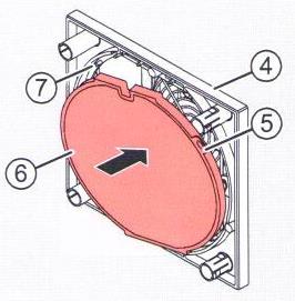 dole zatlačte horní díl vnitřního krytu (7) tak, aby drážky zacvakly do distančních sloupků (6).