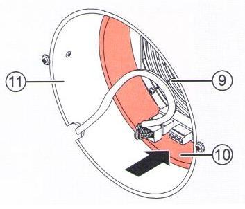 dozasuňte reverzní ventilátor (9) do stavební průchodky (11) tak, aby byl opřen o filcovou pásku.