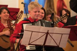 hráčka orchestru a učitelka tance Renáta Dobiášová. Tomáš Pohl, dlouholetý hráč 1. kytary a student brněnské konzervatoře nám zahrál část svého maturitního programu.