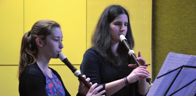 DVĚ STŘÍBRNÉ MEDAILE PRO JESENÍK TEXT: DANA MACEČKOVÁ Jesenická základní umělecká škola má důvod k radosti. Dva její soubory se v pátek 6.