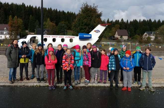 AUSFLUG IN DIE GALAXIE - 5.AB První říjnový týden vyjely páťáci na jazykový projekt "Ausflug in die Galaxie" do Německa do Waldparku.