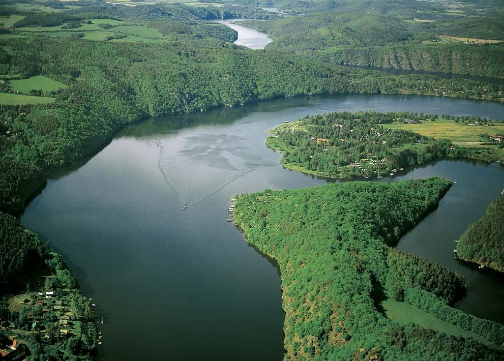 Stfiední âechy OKRES P ÍBRAM Na pfiedcházející stranû: Skalnaté údolí Vltavy, zatopené Slapskou údolní nádrïí.