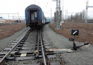 nebylo vykolejené ani poškozené; DV bylo zajištěné ruční brzdou a označené nálepkou NEZPŮSOBILÝ PROVOZU (pro technickou závadu). Stav infrastruktury: výhybka č.