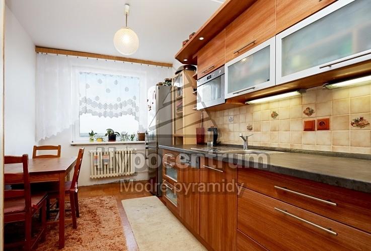 NP Užitná podlahová plocha: 78 m 2 Vlastnictví: osobní Voda: dálkový vodovod Topení: ústřední dálkové Odpad: veřejná kanalizace Elektřina: 230V Plyn: ne Popis: Prodej bytu 3+1 v osobním vlastnictví,