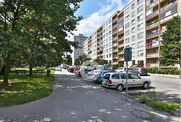 3) Prodej bytu 3+1 81 m 2 Cena: 3 999 000,- Kč Lokalita: Pertoldova. Praha 4 - Modřany Číslo zakázky: N75427 Stav objektu: průměrný Datum aktualizace: 9.8.2017 Budova: panelová, 8NP Podlažní umístění: 2.