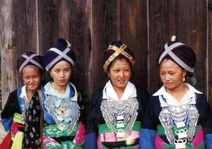 LAOS: MEZI PĚSTITELI OPIOVÉHO MÁKU Problematická je v tomto ohledu i role Společnosti pro rozvoj horských oblastí, řízené laoskou armádou.