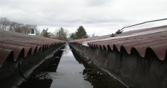 04 05 06 04 jednotlivé prvky mezistřešního žlabu šikmé střechy spojeny na drážku 05 působení vody hydrostatickým tlakem 06 pokus o opravu trhliny v tělese žlabu převařením přířezu asfaltového