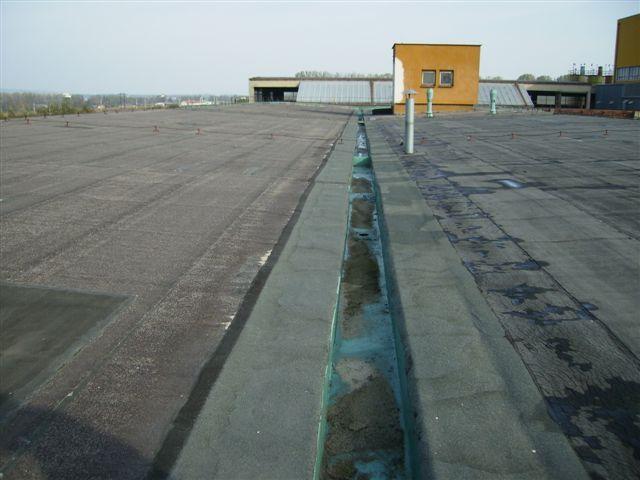 Opatření u víceplášťových střech U víceplášťových větraných střech se zatepleným dolním pláštěm je nutné zajistit větrání vzduchové vrstvy mezi plášti střechy.