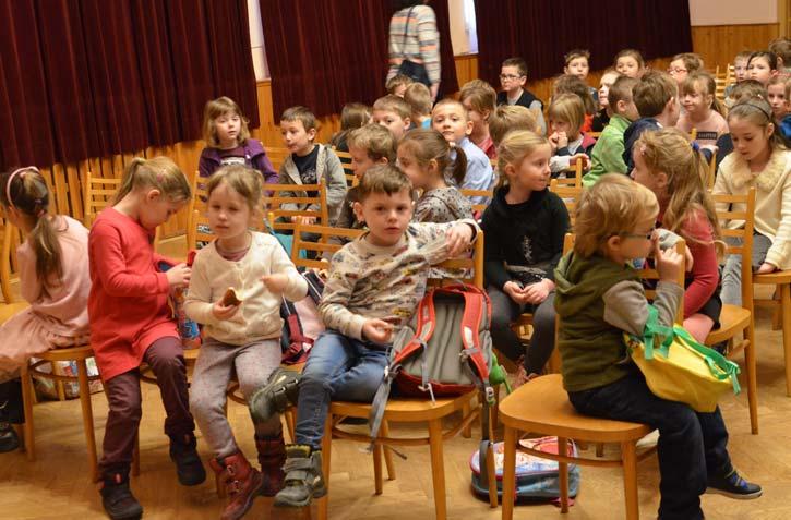 Autorka, sama vášnivá čtenářka detektivek, se v 27 letech rozhodla, že zkusí napsat knihu Literární kavárna s autorkou detektivek. s detektivní zápletkou a nakladatel její prvotinu ihned vydal.
