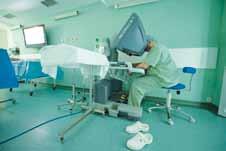 Ocenenie za roboticky asistovanú chirurgiu a za robotom asistovaný odber obličky prevzal za nemocnicu prednosta Urologickej kliniky SZU Vladimír Baláž.