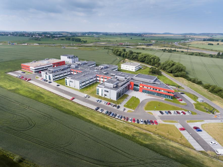 Obrázek 1: Budova ELI Beamlines Obrázek 2: Areál BIOCEV Pracoviště AV ČR získala nejvíce zdrojů z operačních programů v roce 2015. Největší výnosy pracovišť AV ČR z vlastní činnosti činily 5 005 mil.