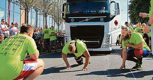 Pouze dvěma závodníkům se podařilo zvednout nad hlavu trojkombinaci jednoručních závaží, znichž nejtěžší bylo 140 kilogramů.