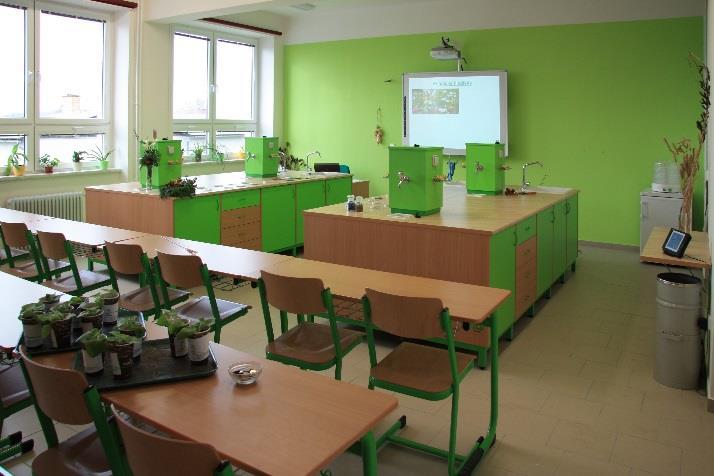 Vznikla prostorná chemická laboratoř s funkčními laboratorními stoly, s analytickým koutkem i výukovou oblastí s dataprojektorem určenou pro zápis žáků a práci s mikroskopy.