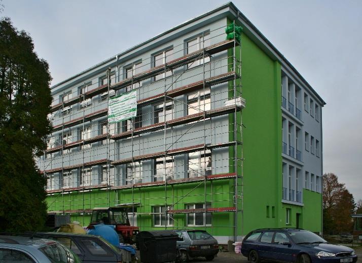 Budiž teplo! Rekonstrukce školy studentskýma očima, podzim 2009 Minulou zimu bych ještě naši školu mohla označit za ledové království, kde umrzne všechno živé.