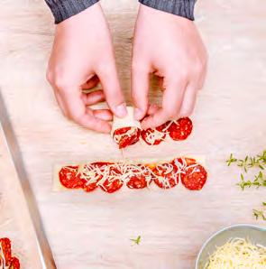 Nakrájejte na tucet pruhů zhruba o délce 20 cm a šířce 3 cm. 3 Chorizo nakrájejte na tenké plátky. Na každý pruh těsta rozetřete trochu rajského protlaku.