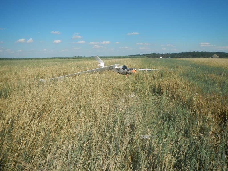 Místo letecké nehody a zjištěná poškození kluzáku Místem letecké nehody bylo obdélníkové pole o rozměrech cca 500 x 200 m, s obilím vzrostlým do výšky cca 60 cm, cca 500 m NE Řevničov.