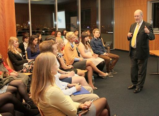 JDI pravidelně organizuje semináře na půdě VŠE v Praze za účasti profesionálních diplomatů.