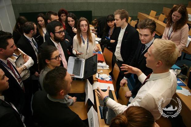 Tyto akce mají za cíl formou diskuze prohloubit znalosti studentů o české zahraniční politice. Hosty Diplomatických salonů byly osobnosti jako Karel Schwarzenberg, Petr Drulák či Martin Tlapa.