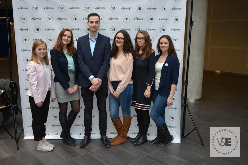 Závěrem Pokud jste se dostali až sem, věříme, že nyní máte dostatek informací pro studium na FMV a orientace ve vysokoškolském životě už pro vás nebude španělskou vesnicí.