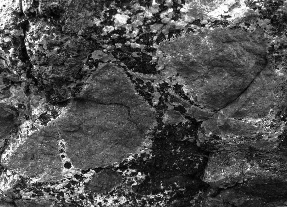 Obr. A4. Granátem bohatý skarn s žilou amfibolického tonalitu o mocnosti 5 cm. Autor J. Šmerda. Obr. A5. Amfibolem bohaté ostrohranné budiny skarnu v tonalitu. Autor J. Šmerda. 5) granát-amfibolický diorit až tonalit s relikty drobnozrnného skarnu.