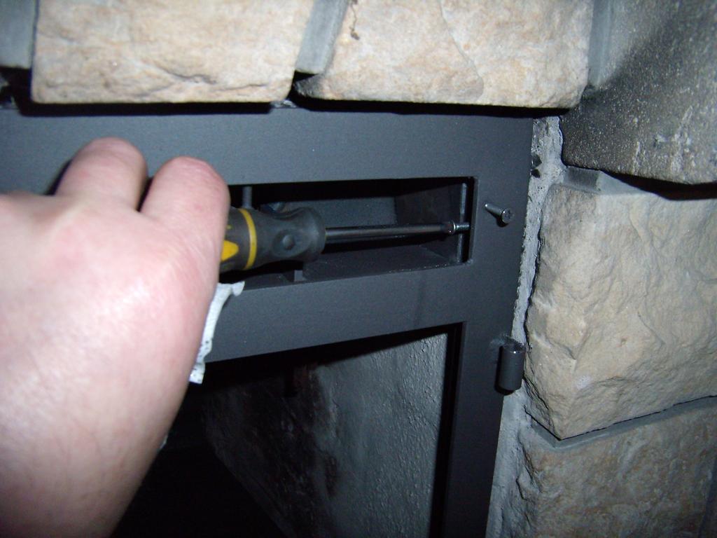 NÁVOD K INSTALACI DVEŘÍ DO KRBU S TOPENIŠTĚM S OBVODOVÝMY TĚSNÍCÍMI LIŠTAMI. ( zpracováno pro zás.krbovou vložku tzv.