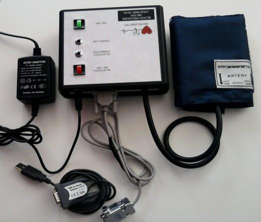 Obr. 23 Modul NIBP 2010 pro neinvazivní měření krevního tlaku spolu s manžetou, zdrojem, sériovým kabelem RS 232 a převodníkem ze sériového rozhraní na USB. 6.