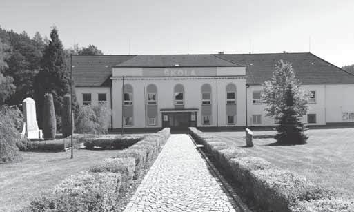 Mgr. Jaroslava Krčmářová Více než 150 let se může obec Hrádek chlubit funkční školou a školkou. Naše škola leží v srdci obce v blízkosti krásně zrekonstruovaného zámku. Hrádecká škola je škola s 1.
