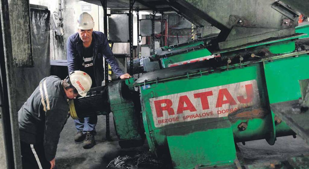 10 Z OKD/Inzerce číslo 5 ročník 48 Nejbezpečnější úpraváři čtvrtletí: Centrální strojní údržba na Lazech Hlavní předák Miroslav Hlaváček (vpravo) u šnekových dopravníků.