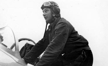 MILOTA Mí a Létal jsem patnáctku Hotovost. Na fotce nastupuje do Mig-15 vedoucí naší stálé dvojice, npor.