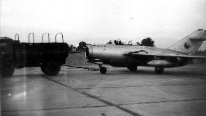 Létal jsem patnáctku Svìt køídel MiG-15 tažený na ojátku. kem hlavním) za auty tahaèi, což byly vìtšinou typy Praga RN (t.zv. erena ) a Tatra 805.