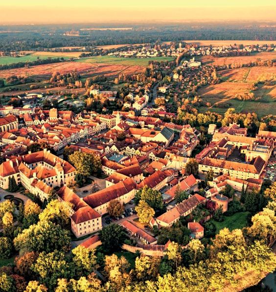 1 Náměstí a radniční věž Náměstí obklopené měšťanskými domy s renesančními a barokními štíty je přirozeným centrem celé městské památkové rezervace.