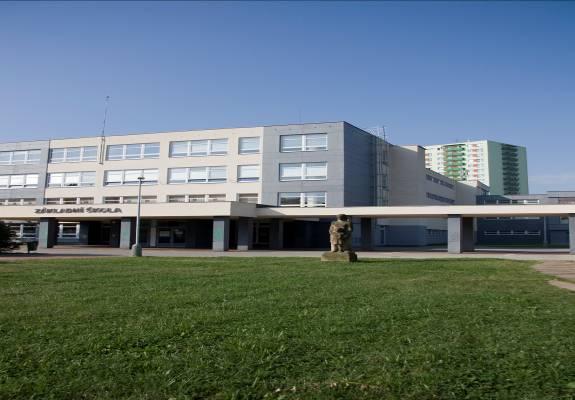 Příklad úspěšných realizovaných projektů Název projektu: Vybudování multimediální jazykové učebny Číslo projektu: CZ../2../6.367 Příjemce dotace: Základní škola Ostrava, Gen.