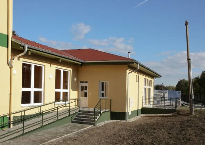 Název projektu: Relaxační zóna v centru obce Hněvošice Číslo projektu: CZ../4../2.273 Příjemce dotace: Obec Hněvošice Výše dotace:,27 mil.