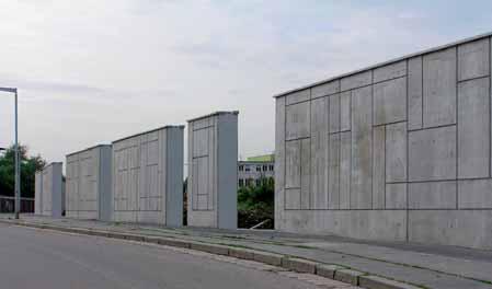 8 9 10 11 Obr. 8 Monolitická stěna s mobilním hrazením Fig. 8 The monolithic wall with the mobile barrier Obr. 9 Pohled na stěnu z pohledového betonu, Holešovice River Lofts Fig.