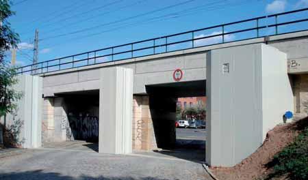Obr. 13 Protipovodňové opatření u mostu ČD v ulici Pod Paťankou Fig. 13 The flood protection at a railway bridge on a road Pod Paťankou Obr. 14 Výstavba prefabrikované stěny, Zbraslav jih Fig.