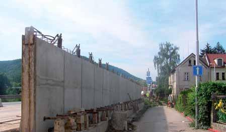 15 A shape of the angle iron flood-protection walls, Prague- Holešovice 13 14 15 Nadzemní stěny jsou navrhovány z betonu C30/37, dříve z vodostavebného betonu B30.