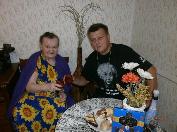 Paní Makovičková Dnes 11.9.2017 oslavila naše uživatelka p. Makovičková krásných 75 let. Postupně ji chodili blahopřát ostatní uživatele z P1B včetně všech zaměstnanců.