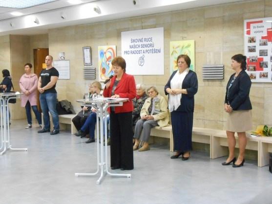 Stalo se Šikovné ruce našich seniorů pro radost a potěšení Říjen jsme ve škole mimo jiné věnovali seniorům, což je pochopitelné, protože 1. říjen je Mezinárodním dnem seniorů.
