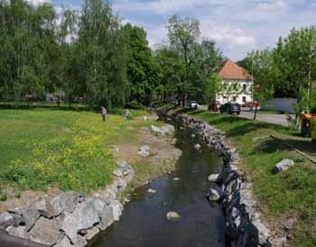 Hořelická Litovicko-Šárecký potok REVITALIZACE PŘED RUZYŇSKOU VĚZNICÍ V roce 2011 pokračovala revitalizace Litovicko- Šáreckého potoka v parku před Ruzyňskou věznicí.