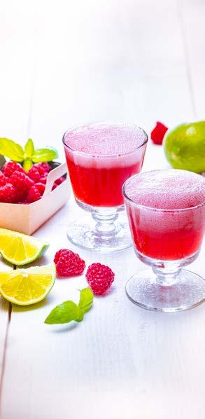 Koktejl z malin a limonády Program Ice Crush (drcený led) 6 5 min. 200 g malin 2 listy bazalky 1 limetka 8 kostek ledu 3 lžíce cukru 700 ml limonády 1. Limetku zbavte kůry a vymačkejte z ní šťávu.
