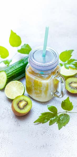 Smoothie z okurky, kiwi, jablek a limetky Program Green Smoothie 4 10 min. 1 salátová okurka 3 kiwi 2 limetky 300 ml jablečného džusu 1 cm zázvorového kořene 6 kostek ledu 2 lžíce medu 1.