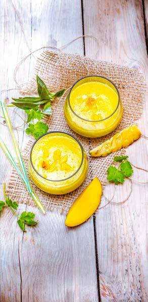 Tropické smoothie Program Green Smoothie 4 10 min. 1/2 čerstvého ananasu (zhruba 350 g) 1 mango (zhruba 350 g) 300 ml kokosové vody 5 snítek koriandru 2 lžíce tekutého medu 1.